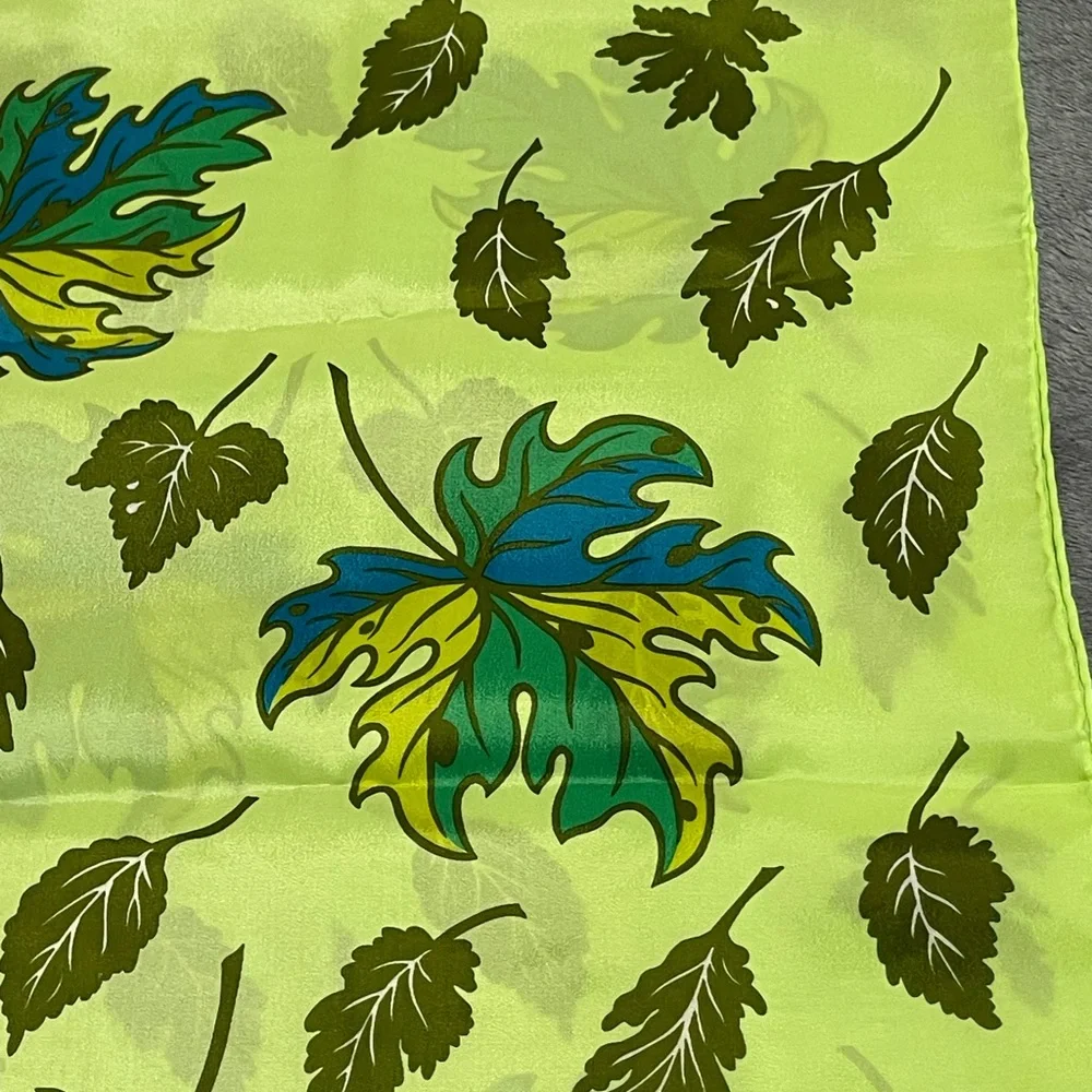 Vintage retro leaf print scarf - Picture 6 of 6